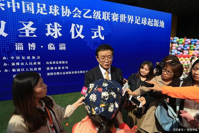 媒体人：老詹在等浓眉提前续约进展 若浓眉续约不顺可组队去勇士